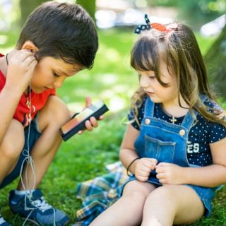 unsplash vitaliy zalishchyker distraction scolaire smartphone kodd magazine medias mindset