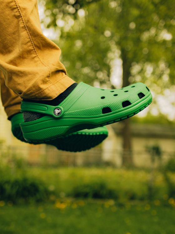 unsplash bruno guerrero sabots confort kodd magazine medias mode