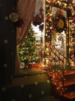 unsplash niklas ohlrogge niamoh vitrines noel commerce art kodd magazine medias culture