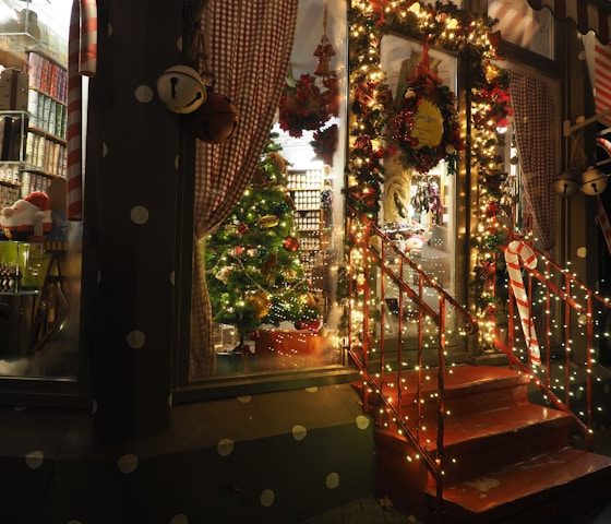 unsplash niklas ohlrogge niamoh vitrines noel commerce art kodd magazine medias culture