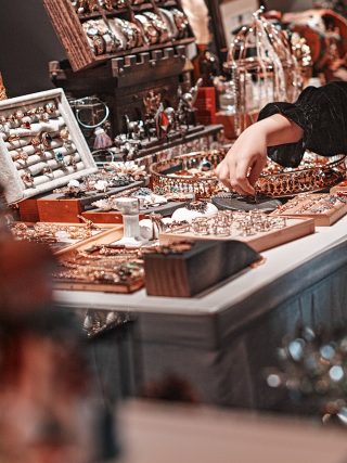 unsplash joshua fernandez bijoux manchettes ornements kodd magazine medias culture