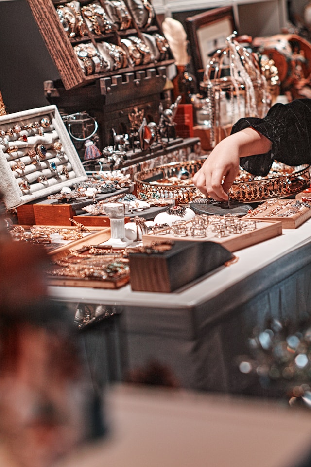 unsplash joshua fernandez bijoux manchettes ornements kodd magazine medias culture