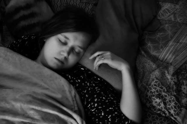 unsplash maxim tolchinskiy sommeil nuit kodd magazine medias mindset