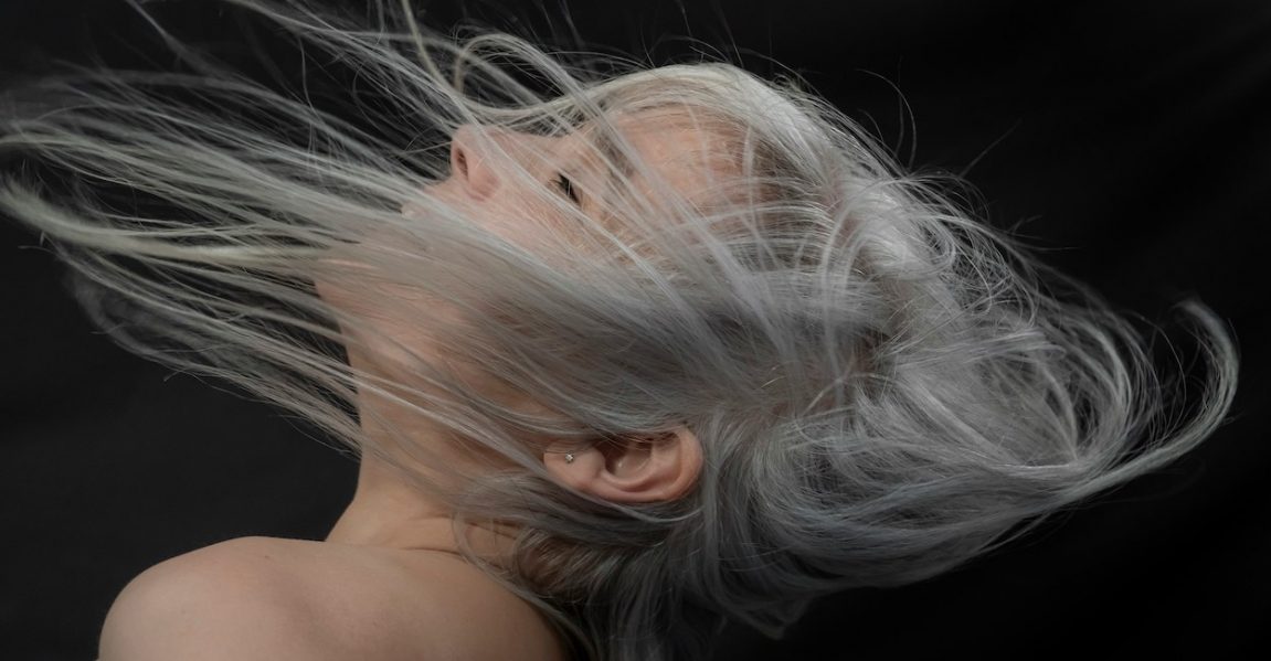 femme cheveux blancs women white hair kodd magazine medias