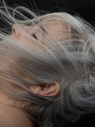 femme cheveux blancs women white hair kodd magazine medias