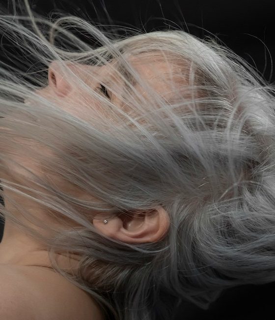 femme cheveux blancs women white hair kodd magazine medias