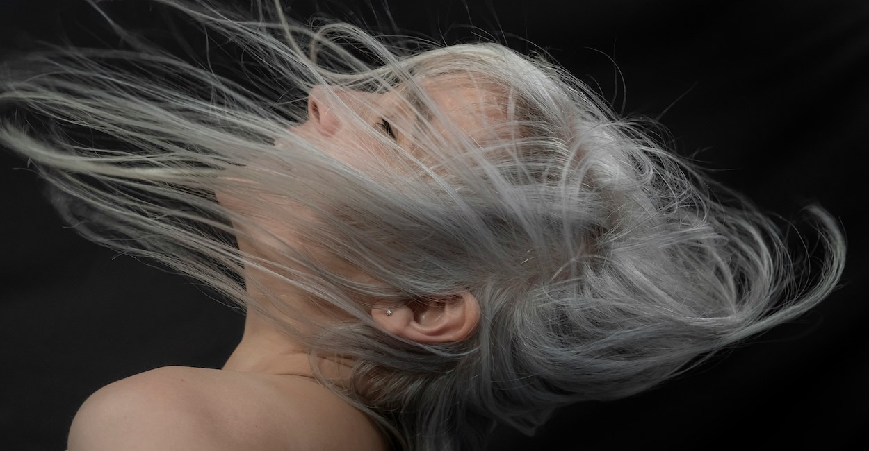 femme cheveux blancs women white hair kodd magazine medias