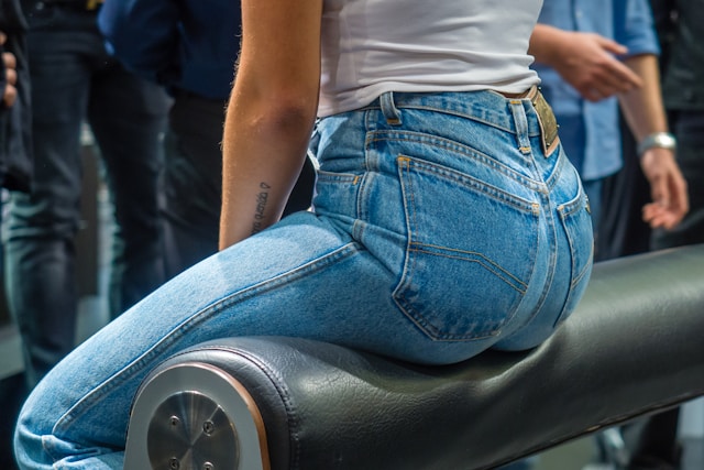 women’s skinny jeans: the slim-fit style that transcends trends