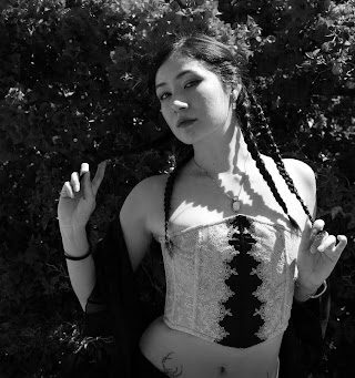 pexel femme elegante en corset vintage kodd magazine medias mode
