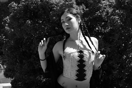 pexel femme elegante en corset vintage kodd magazine medias mode