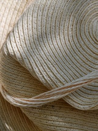 unsplash anna kharkivska sac raffia accessoires kodd magazine medias mode