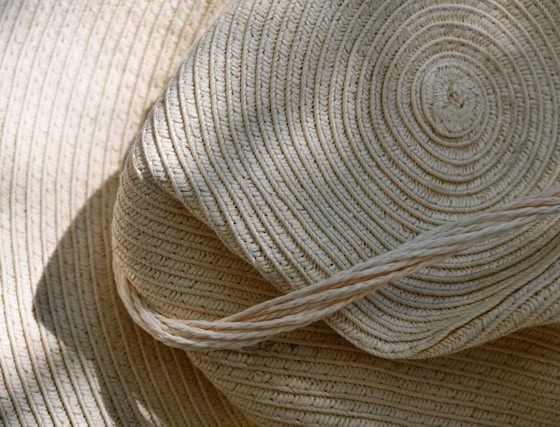 unsplash anna kharkivska sac raffia accessoires kodd magazine medias mode