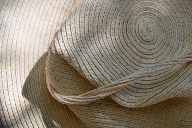 unsplash anna kharkivska sac raffia accessoires kodd magazine medias mode