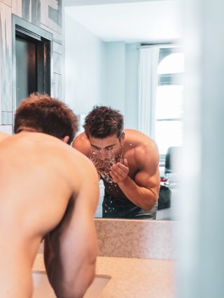 unsplash logan weaver soins visage essentiels homme kodd magazine medias beaute