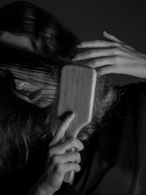 unsplash laura chouette cheveux brossage doux soin kodd magazine medias beaute
