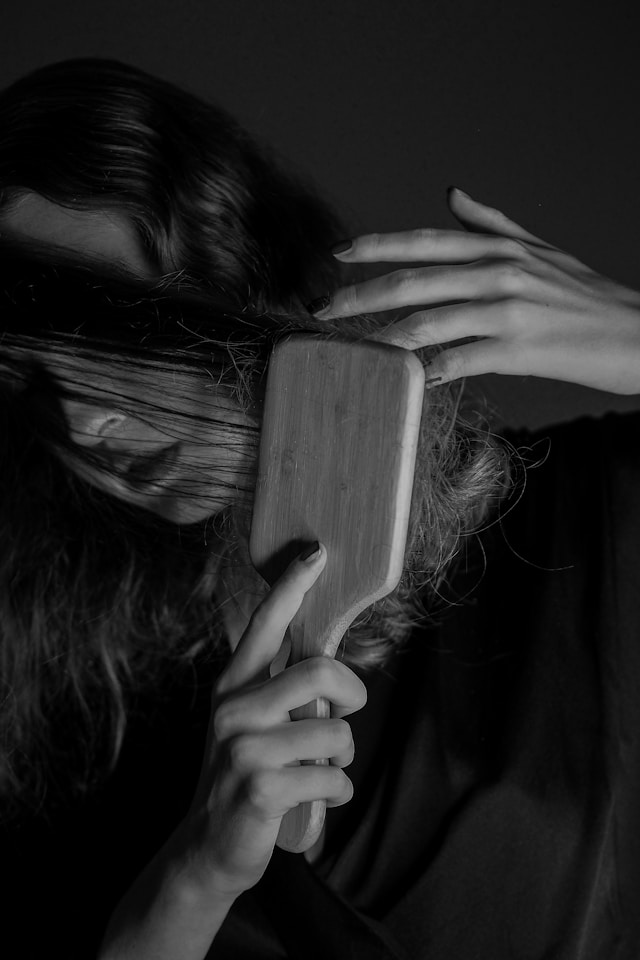 unsplash laura chouette cheveux brossage doux soin kodd magazine medias beaute