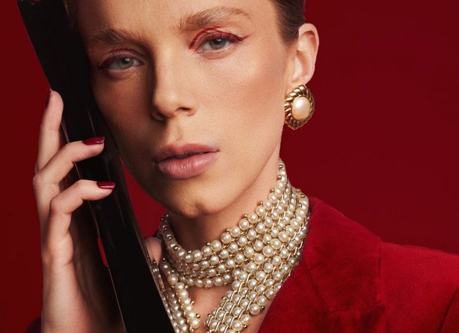 scarlet splendor ricardo urroz cover kodd magazine medias mode fashion scaled