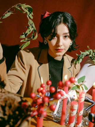 unsplash adolfo felix tenues fetes noel kodd magazine medias mode