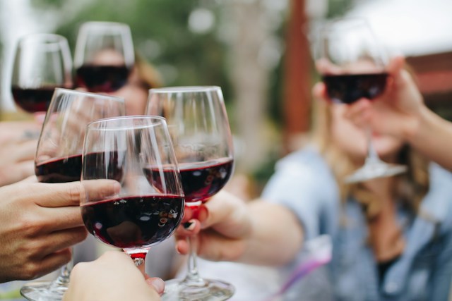 unsplash kelsey knight verre vin guide kodd magazine medias culture