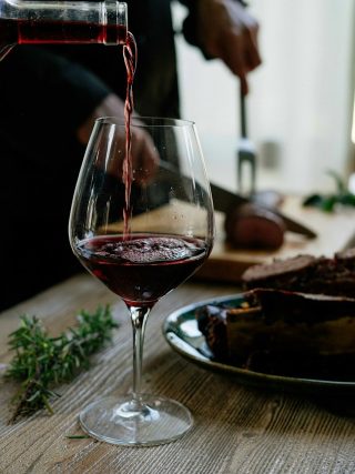 unsplash lefteris kallergis verre vin kodd magazine medias culture