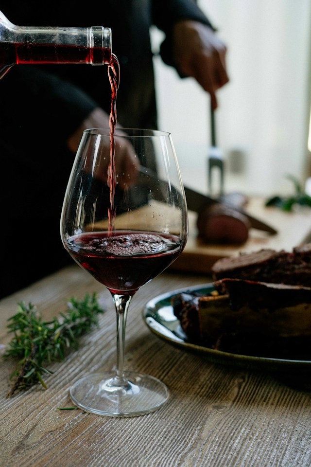 unsplash lefteris kallergis verre vin kodd magazine medias culture